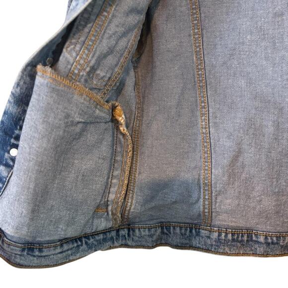 Light Wash Distressed Denim Jacket Vintage Style 3/4 Sleeves Frayed Details - Picture 5 of 7